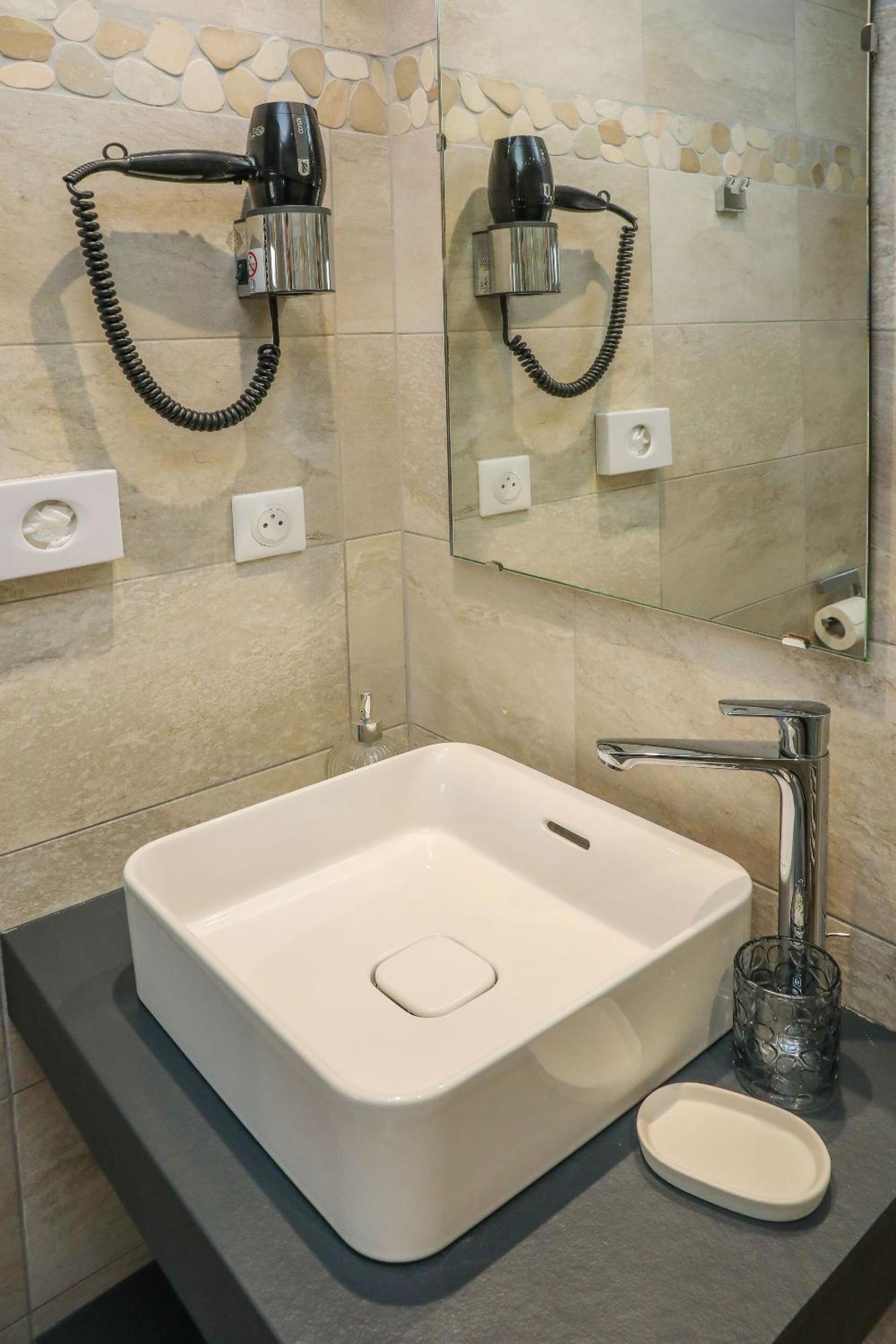 Hotel O Chiroulet Bagneres-de-Bigorre Bilik gambar